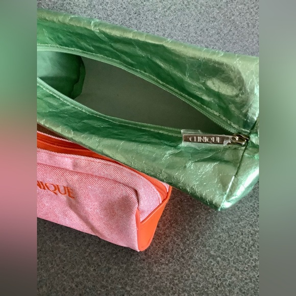 2 New Clinique Cosmetic Bags - Picture 3 of 4